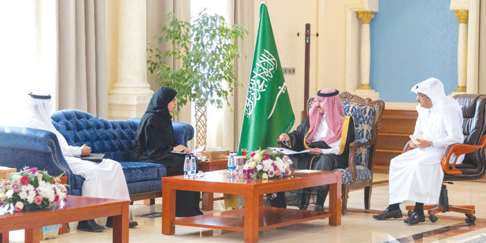  الأمير بدر بن سلطان خلال استقباله نائب وزير العمل