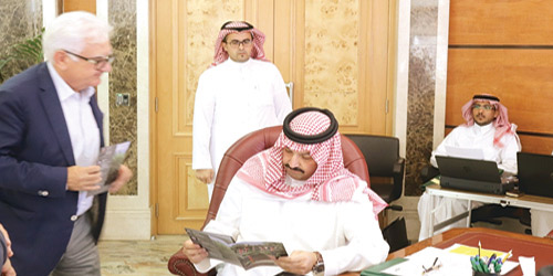  الأمير تركي بن طلال خلال الاجتماع