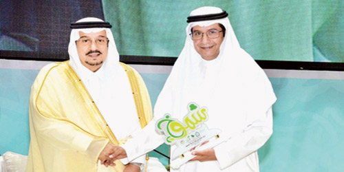  الدكتور النامي يتسلم الجائزة من سمو أمير منطقة الرياض