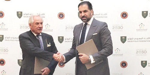 عمرو زيدان خلال توقيع الاتفاقية مع دنفرس رئيس الاتحاد الدولي للبولو