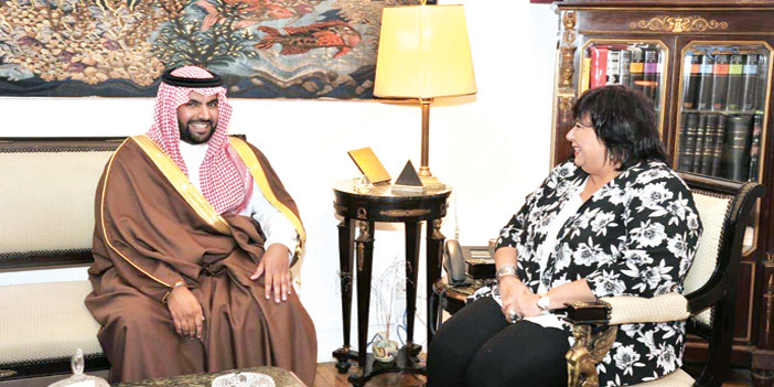  الأمير بدر بن عبد الله خلال لقائه وزيرة الثقافة المصرية