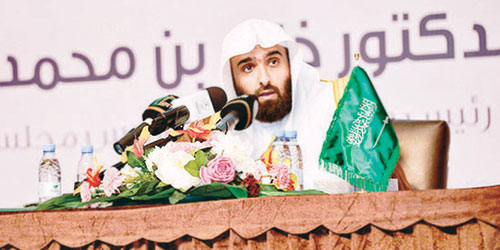  الشيخ د. خالد اليوسف أثناء إلقاء محاضرته