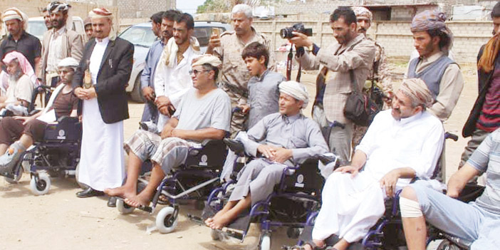 مركز الملك سلمان للإغاثة يقدم 40 عربة كهربائية لمبتوري الأطراف وسلال غذائية في اليمن 