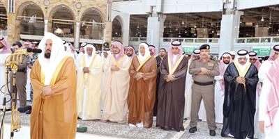 الأمير خالد الفيصل يتقدَّم المصلين في صلاة الاستسقاء 