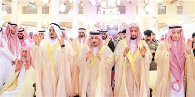 أمير منطقة الرياض يؤدي صلاة الاستسقاء مع جموع المصلين 