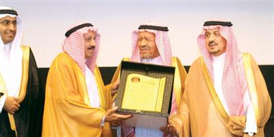 أمير الرياض يرعى حفل تكريم الربيّع ويسلِّمه «فخرية» الأدب العربي 