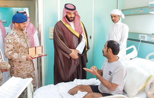 ولي العهد يطمئن على حالة المصابين من الحد الجنوبي الذين يتلقون العلاج في مدينة الأمير سلطان الطبية العسكرية في الرياض 