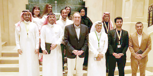  السفير نقلي مع الشباب السعودي المشارك في منتدى شباب العالم
