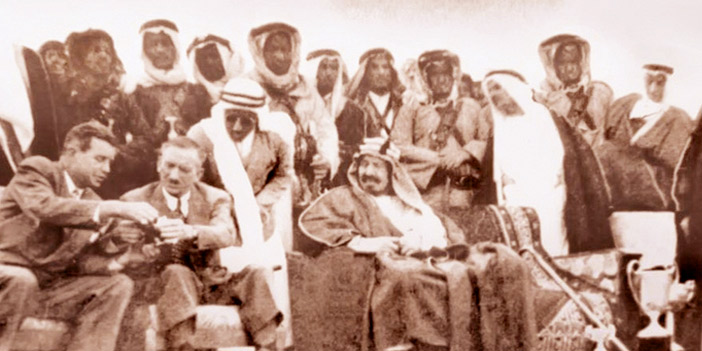  الملك عبدالعزيز راعي للمباراة وأمامه الكأس