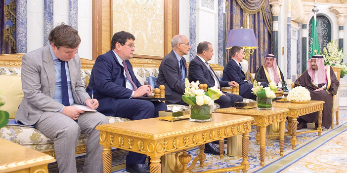 خادم الحرمين يبحث مع وزير الخارجية البريطاني مستجدات الأحداث في المنطقة 