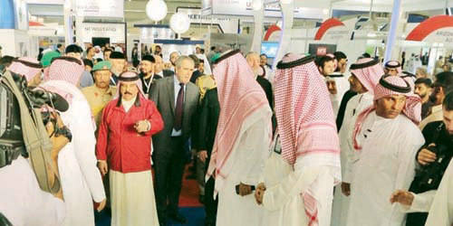  ملك البحرين خلال زيارته جناح الهيئة العامة للطيران المدني