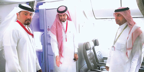  الشيخ أحمد آل خليفة يتجوّل داخل طائرة الخطوط السعودية