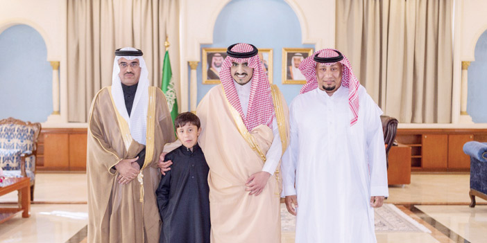  سمو أمير منطقة الجوف خلال استقباله الطفل يزن بمكتب سموه بديوان الإمارة أمس.