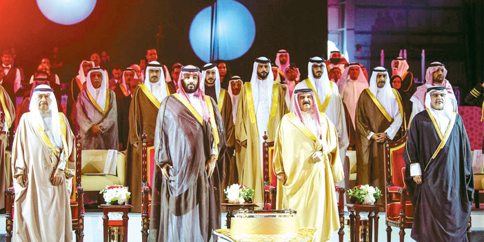  ملك البحرين والأمير محمد بن سلمان خلال حفل تدشين أنابيب النفط الجديدة بتعاون سعودي بحريني