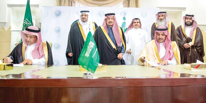   أمير منطقة الرياض ونائبه خلال التوقيع الاتفاقية