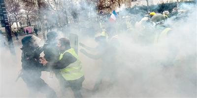 الشرطة الفرنسية تواجه متظاهري «السترات الصفراء» بالقنابل المسيلة للدموع 