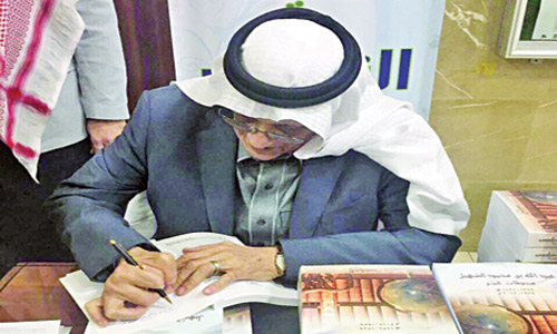  الشهيل موقّعاً «محطات عمر» خلال تدشينه في أدبي الرياض
