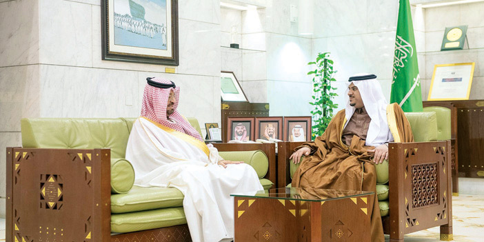  الأمير محمد بن عبد الرحمن خلال استقباله الشيخ حمود آل خليفة