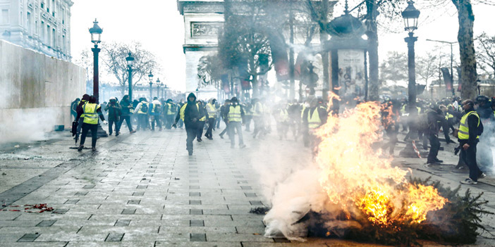  جانب من احتجاجات أصحاب الستر الصفراء في باريس.