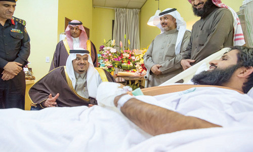  نائب أمير منطقة الرياض يطمئن على صحة الرائد الوادعي