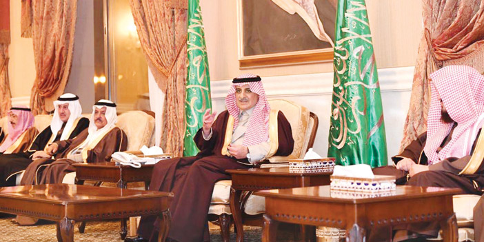   الأمير فهد بن سلطان خلال لقائه المواطنين