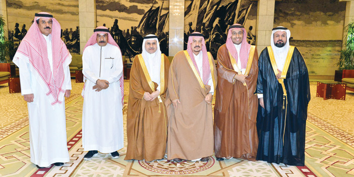  الأمير فيصل بن بندر خلال استقباله رئيس مجلس إدارة النادي الأدبي