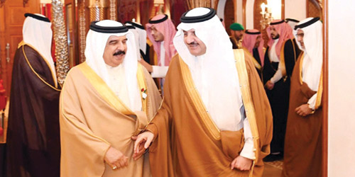  أمير المنطقة الشرقية خلال نقله تعازي القيادة لملك البحرين