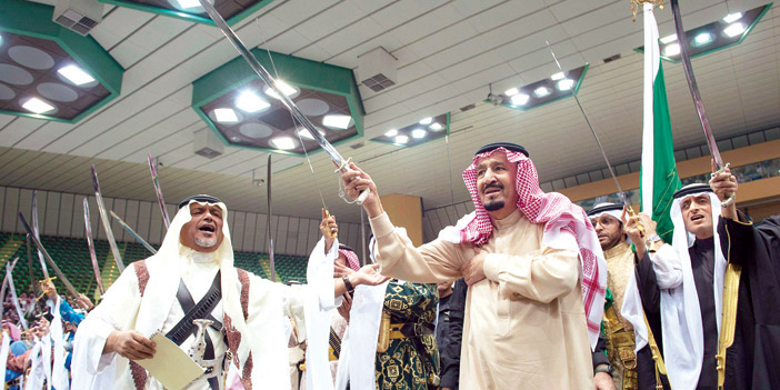 خادم الحرمين الشريفين يؤدي العرضة السعودية في مهرجان الجنادرية العام الماضي.