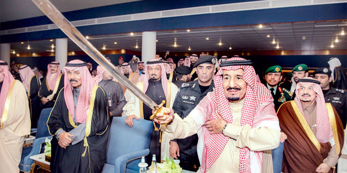 خادم الحرمين يشارك في العرضة السعودية خلال رعايته الحفل الخطابي والفني للجنادرية 33
