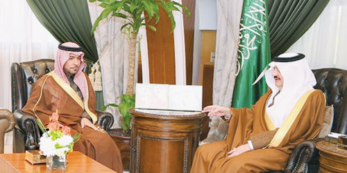   الأمير سعود بن نايف خلال استقباله وزير الإسكان