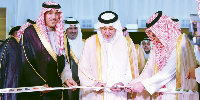   الأمير خالد الفيصل يقص الشريط إيذاناً بافتتاح المعرض