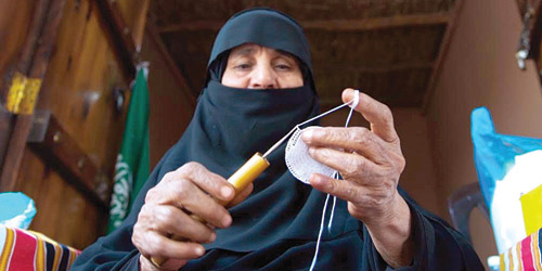   مريم فرساني وهي تقوم بحياكة الطاقية