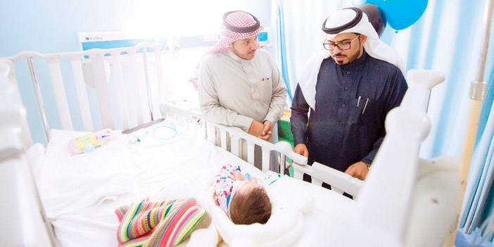  الطفل مع والده أثناء تنويمه بالمستشفى