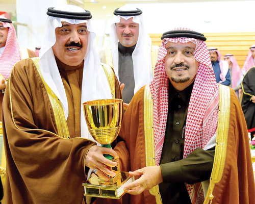 أمير منطقة الرياض يتوج الأمير متعب بن عبد الله بالكأس