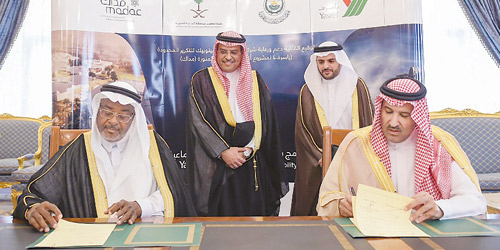  الأمير فيصل بن سلمان خلال توقيع الاتفاقية