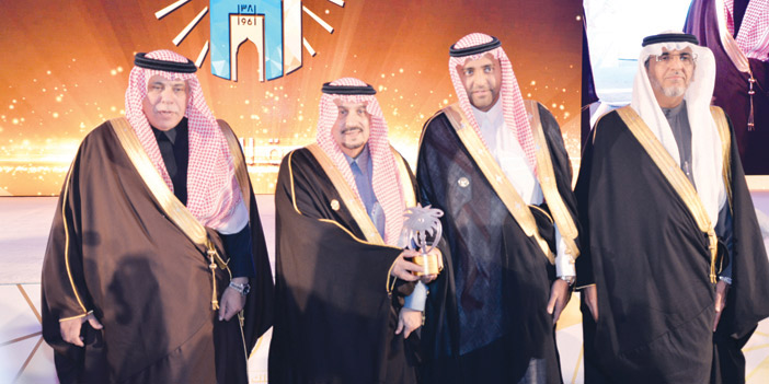  أمير منطقة الرياض مكرِّماً الهيئة السعودية للمدن الصناعية