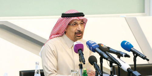 المهندس خالد الفالح متحدثا خلال المؤتمر الصحفي الذي عقده أمس