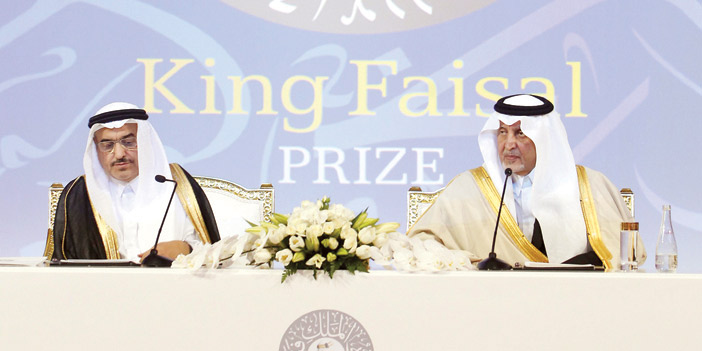 الأمير خالد الفيصل والدكتور عبدالعزيز السبيل خلال إعلان الفائزين بالجائزة
