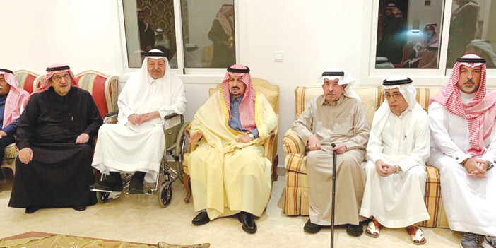  أمير منطقة الرياض خلال زيارته لمقر العزاء