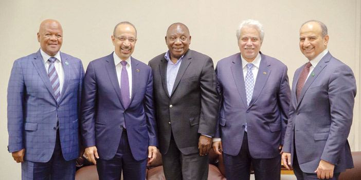  رئيس جنوب أفريقيا في صورة جماعية مع وزيري الطاقة والتجارة