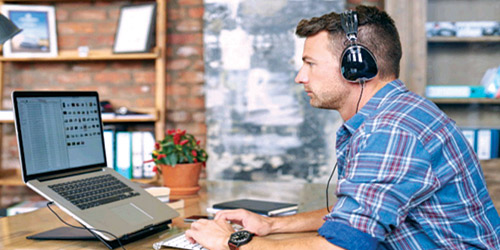 كيف يؤثر الاستماع للموسيقى على الموظفين في العمل..؟ 