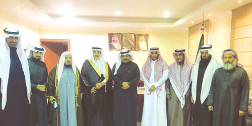  صورة جماعية للمحافظ مع أعضاء المجلس البلدي