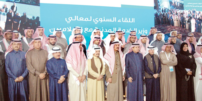  الحمدان في صورة جماعية مع المشاركين في اللقاء الإعلامي الأول