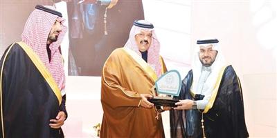 أمير منطقة حائل يتوج «فارما» بجائزة التميز في التوطين 
