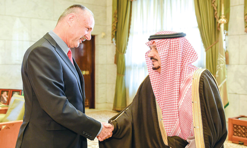  أمير منطقة الرياض خلال استقباله السفير السويسري