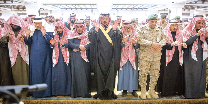  الأمير محمد بن عبدالرحمن يؤدي الصلاة على الفقيد