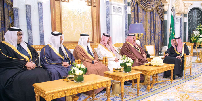  خادم الحرمين الشريفين خلال لقائه مع وزير خارجية البحرين