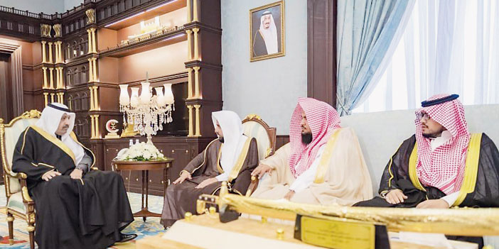  أمير منطقة الباحة خلال استقباله السلمي