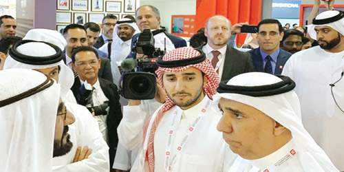  سمو الشيخ محمد بن راشد أثناء زيارته جناح معرض الصحة العربي