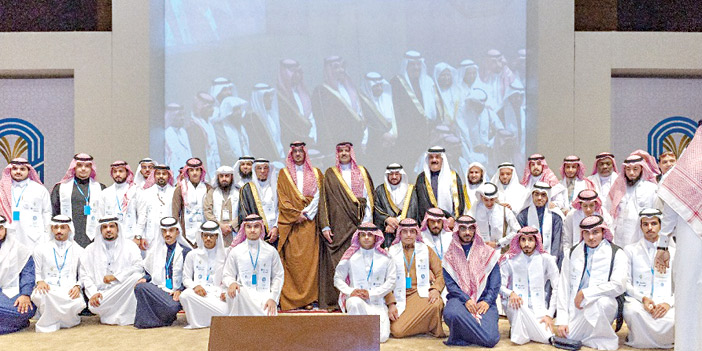  الأمير فيصل بن سلمان والأمير سعود بن خالد في صورة جماعية